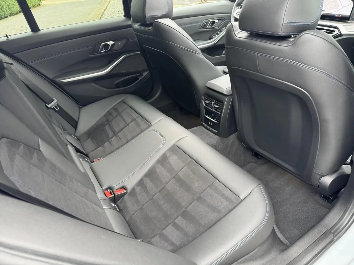 318i M Sport Pano Carbon H/K Brooklyn Grau Carplay Led
