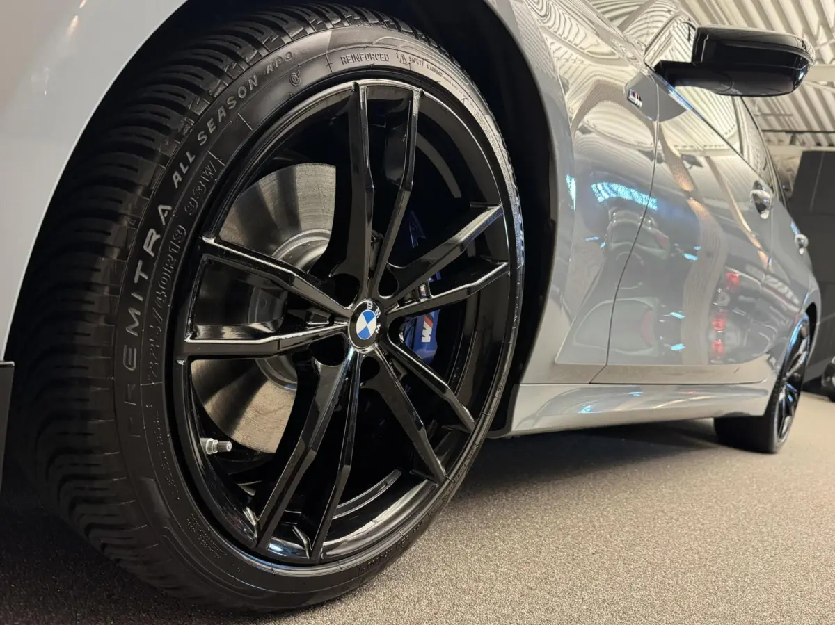 318i M Sport Pano Carbon H/K Brooklyn Grau Carplay Led