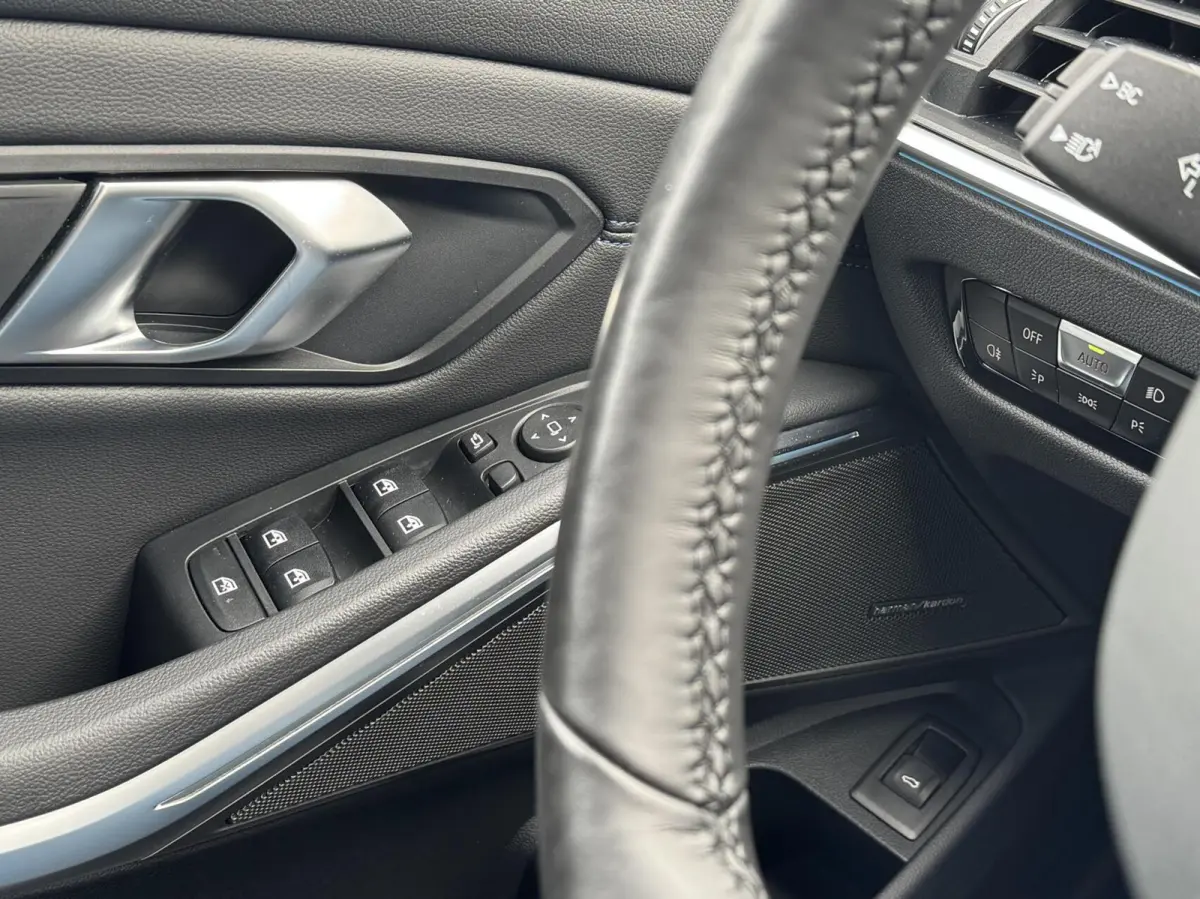 318i M Sport Pano Carbon H/K Brooklyn Grau Carplay Led