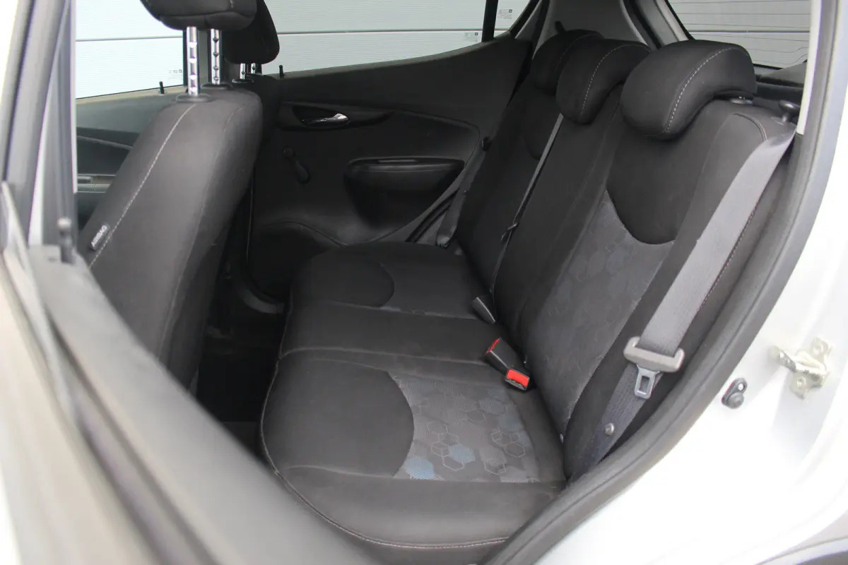 1.0 Online Edition | Carplay | Airco | PDC A | Bluetooth | LMV 15" | Carplay | Airco | PDC A | Bluetooth | LMV 15" |