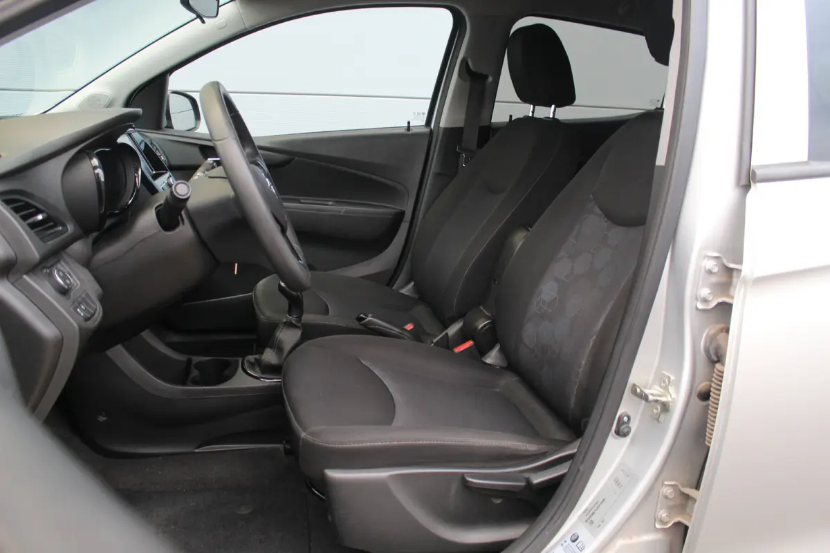 1.0 Online Edition | Carplay | Airco | PDC A | Bluetooth | LMV 15" | Carplay | Airco | PDC A | Bluetooth | LMV 15" |