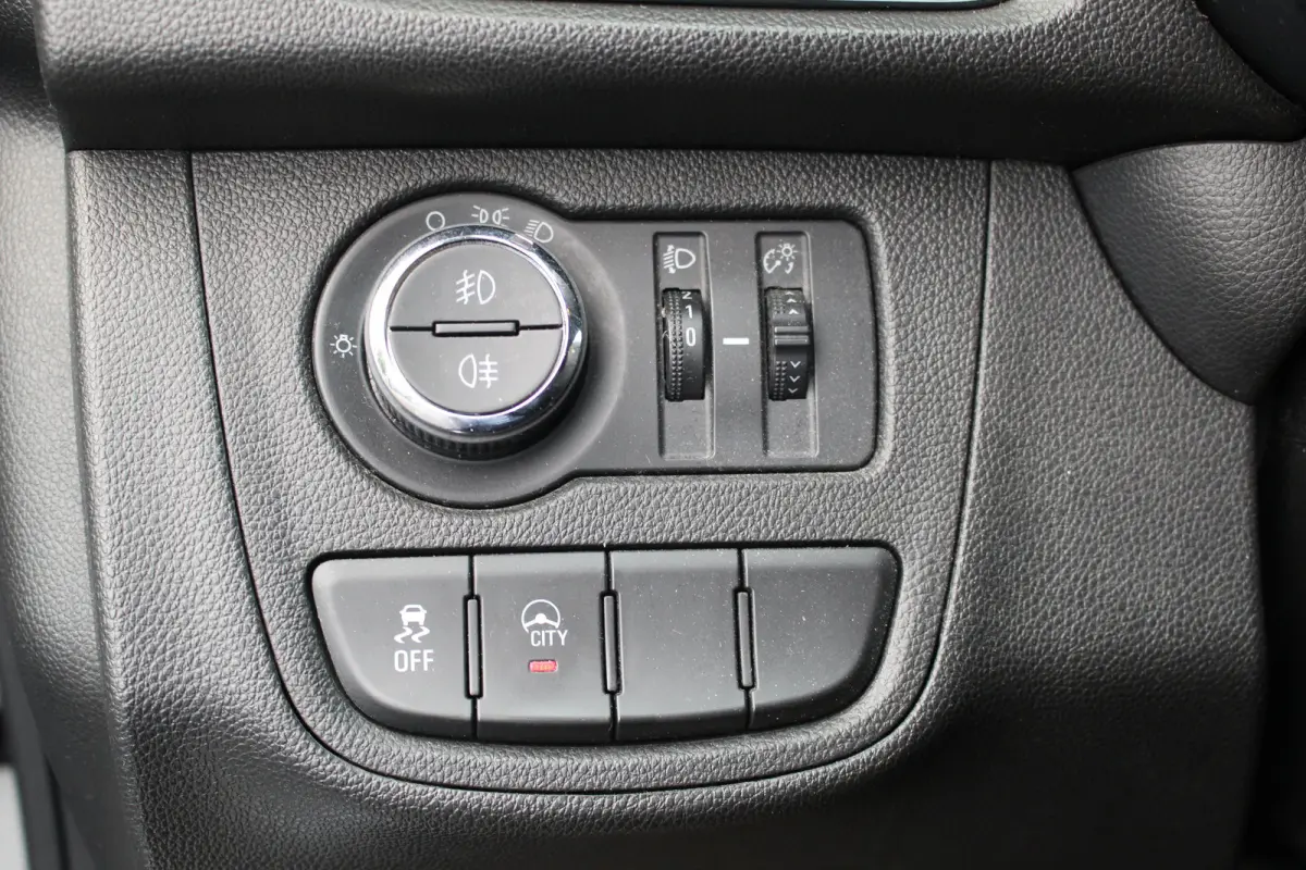 1.0 Online Edition | Carplay | Airco | PDC A | Bluetooth | LMV 15" | Carplay | Airco | PDC A | Bluetooth | LMV 15" |