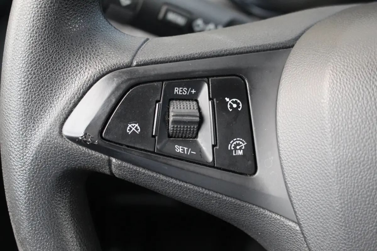 1.0 Online Edition | Carplay | Airco | PDC A | Bluetooth | LMV 15" | Carplay | Airco | PDC A | Bluetooth | LMV 15" |