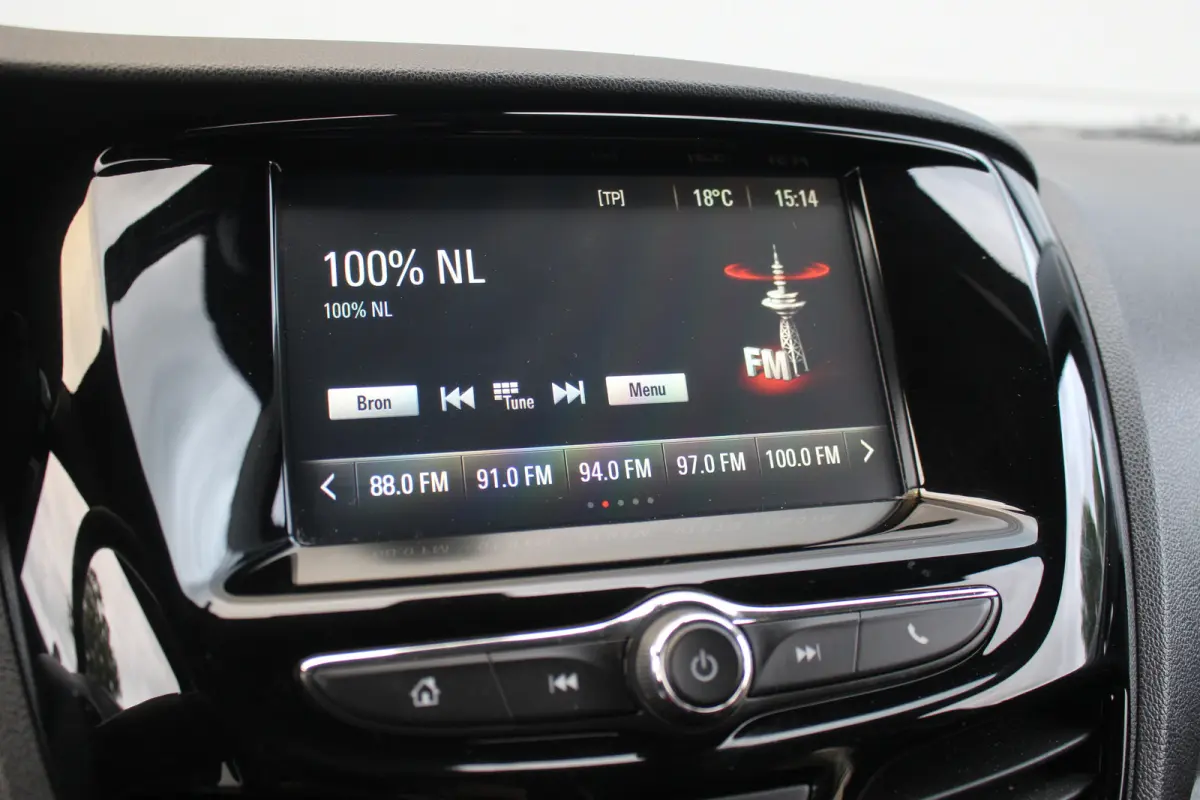 1.0 Online Edition | Carplay | Airco | PDC A | Bluetooth | LMV 15" | Carplay | Airco | PDC A | Bluetooth | LMV 15" |