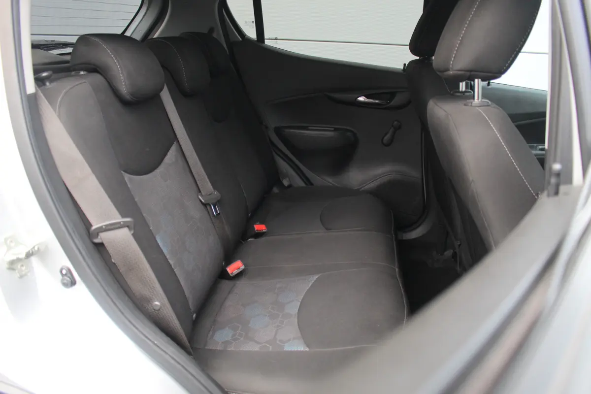 1.0 Online Edition | Carplay | Airco | PDC A | Bluetooth | LMV 15" | Carplay | Airco | PDC A | Bluetooth | LMV 15" |