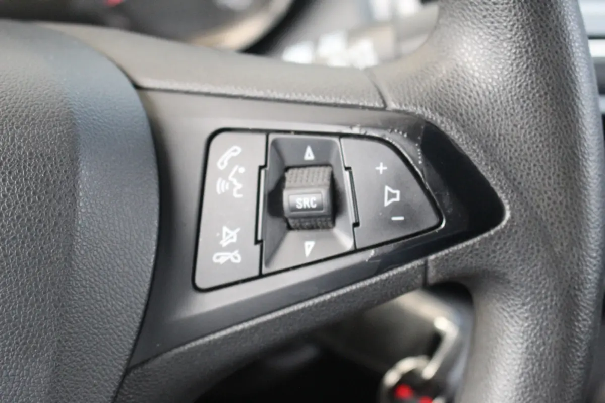 1.0 Online Edition | Carplay | Airco | PDC A | Bluetooth | LMV 15" | Carplay | Airco | PDC A | Bluetooth | LMV 15" |