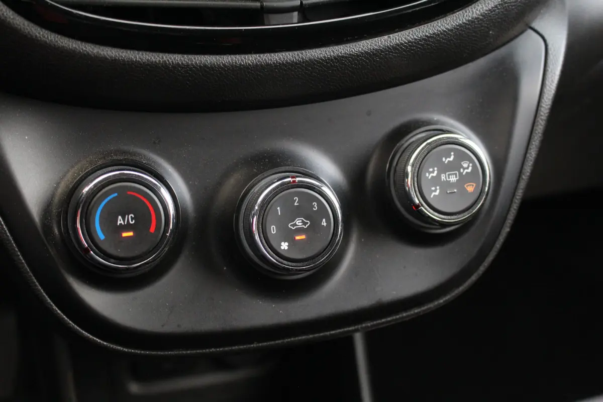 1.0 Online Edition | Carplay | Airco | PDC A | Bluetooth | LMV 15" | Carplay | Airco | PDC A | Bluetooth | LMV 15" |