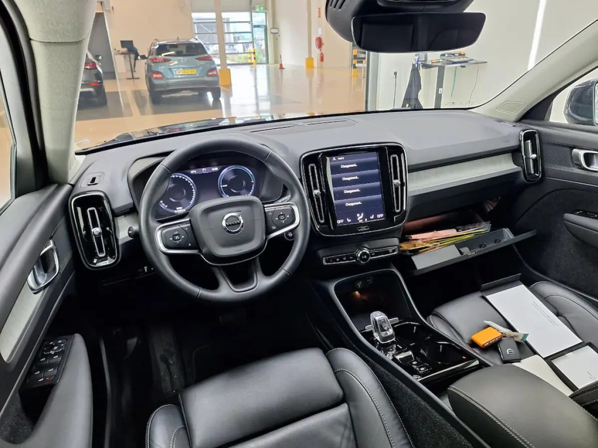 T4 Inscription | Leder | Adaptive Cruise | Verwarmbaar stuur en stoelen | Audio installatie | Cruise control adaptief | Electronic climate controle