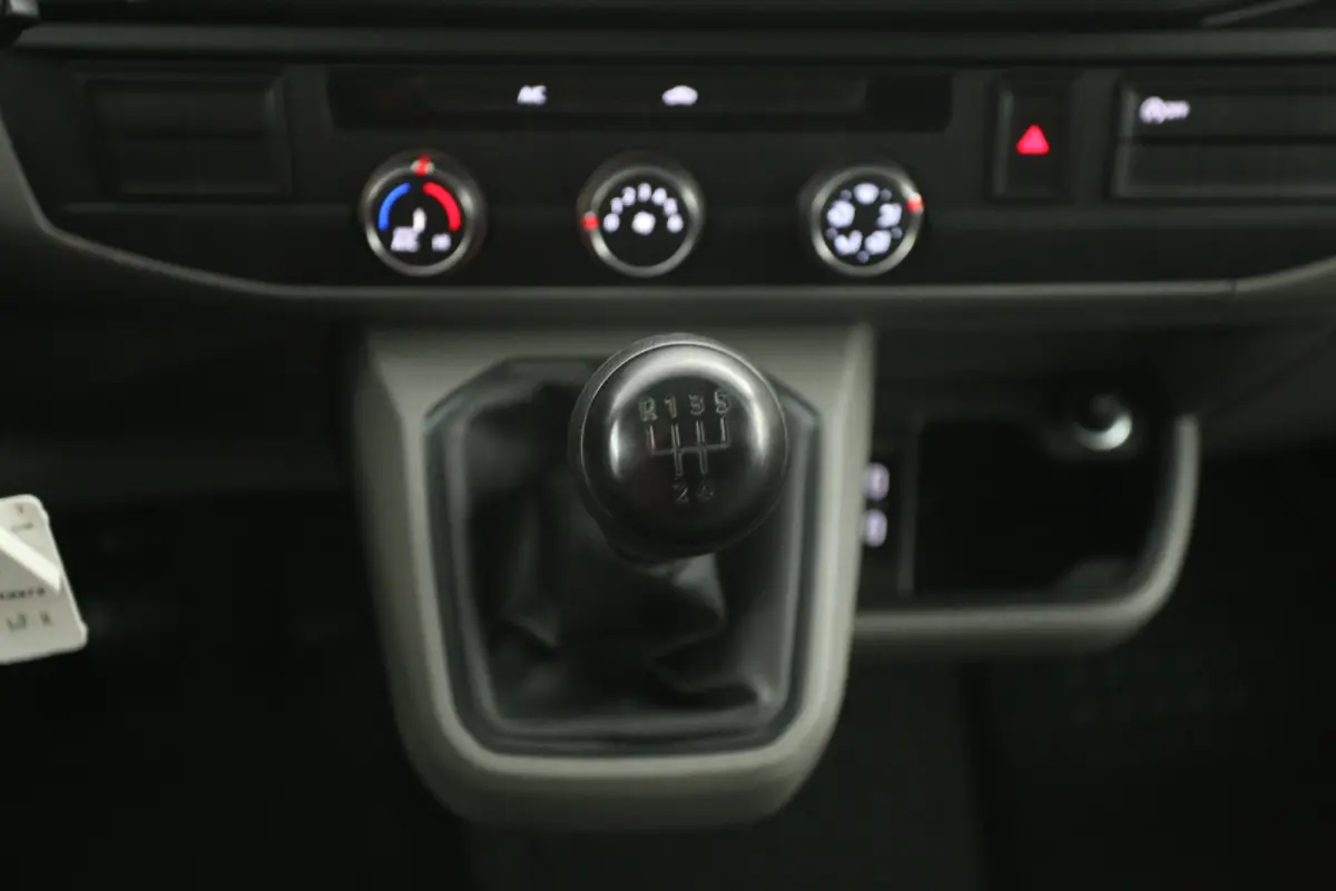 2.0 TDI L1H1 140PK | Airco | Cruise | 3 Zits | Carplay | Trekhaak | Parkeersens.
