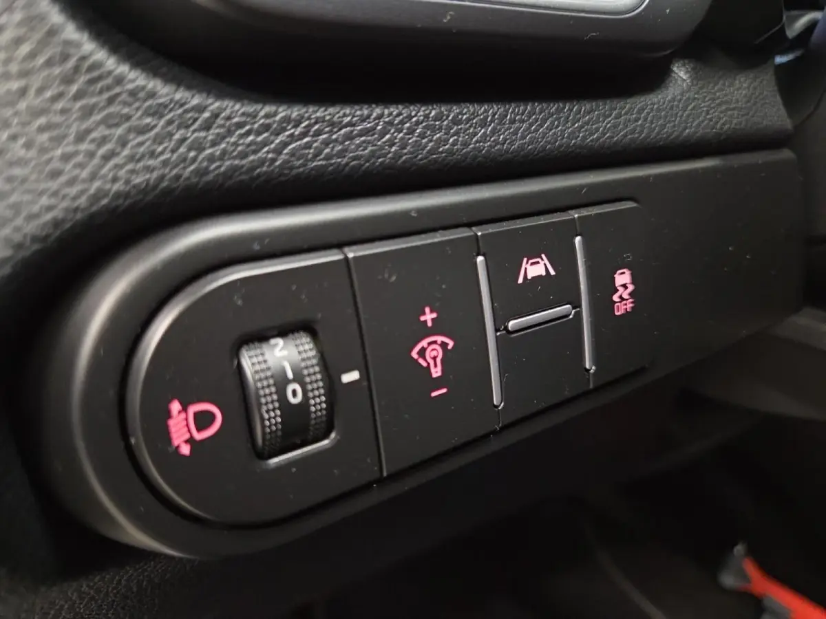 1.0 T-GDi DynamicLine | All-season banden | BTW-auto | Achteruitrijcamera | Parkeersensoren voor- en achter | Navi | Apple/Android Carplay | Cruise & Climate control | NAP