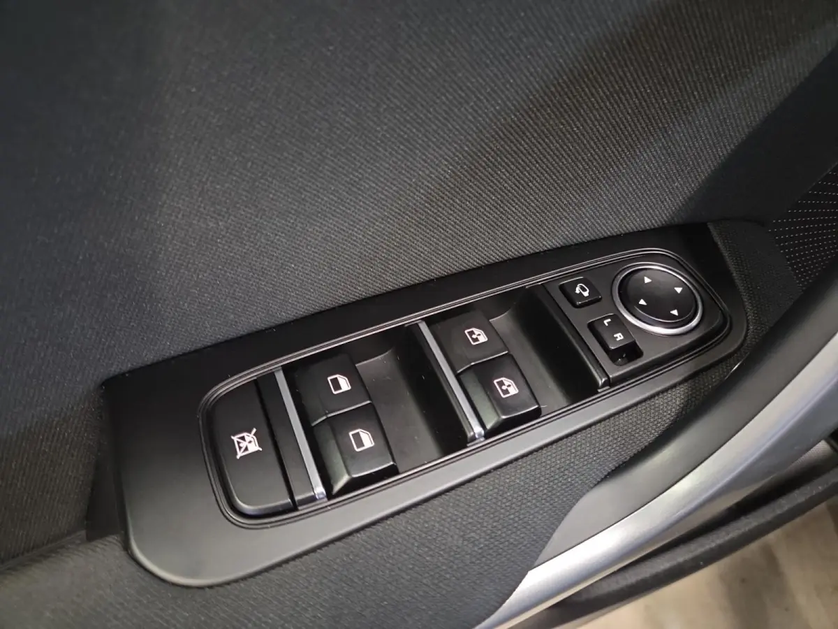 1.0 T-GDi DynamicLine | All-season banden | BTW-auto | Achteruitrijcamera | Parkeersensoren voor- en achter | Navi | Apple/Android Carplay | Cruise & Climate control | NAP
