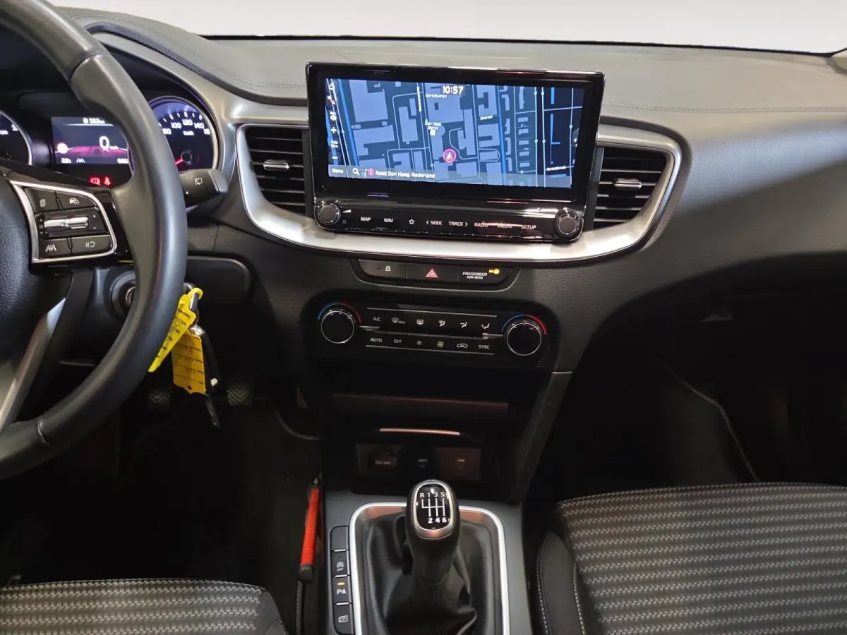 1.0 T-GDi DynamicLine | All-season banden | BTW-auto | Achteruitrijcamera | Parkeersensoren voor- en achter | Navi | Apple/Android Carplay | Cruise & Climate control | NAP