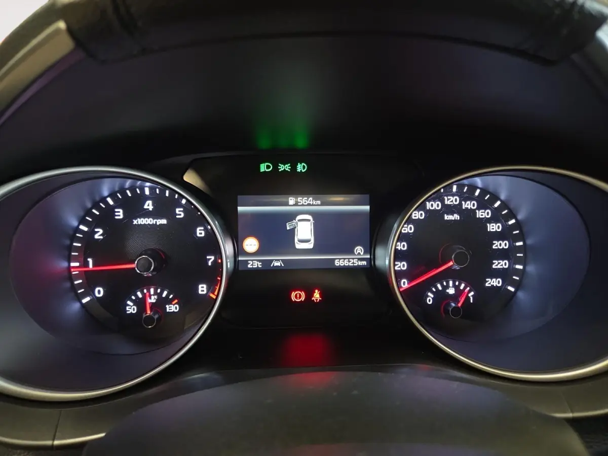 1.0 T-GDi DynamicLine | All-season banden | BTW-auto | Achteruitrijcamera | Parkeersensoren voor- en achter | Navi | Apple/Android Carplay | Cruise & Climate control | NAP