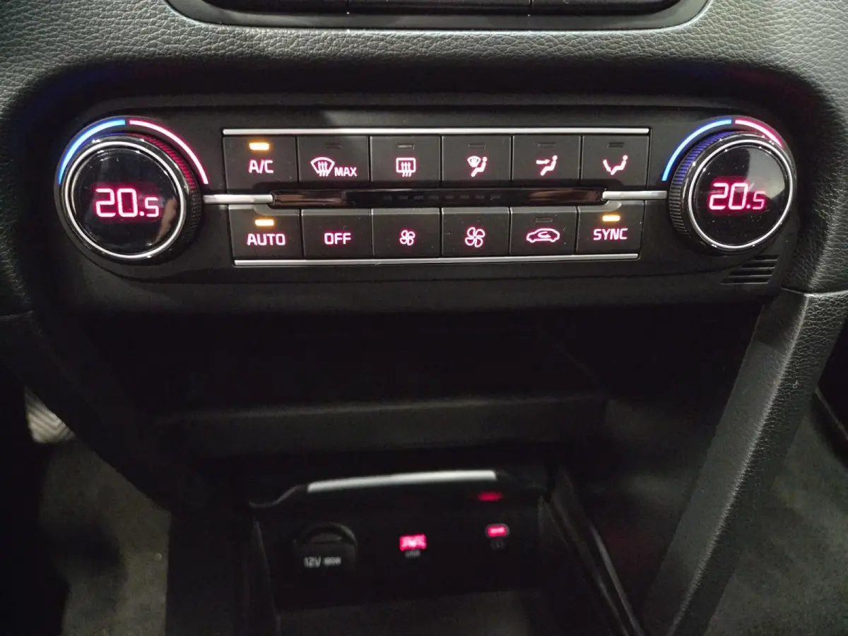 1.0 T-GDi DynamicLine | All-season banden | BTW-auto | Achteruitrijcamera | Parkeersensoren voor- en achter | Navi | Apple/Android Carplay | Cruise & Climate control | NAP