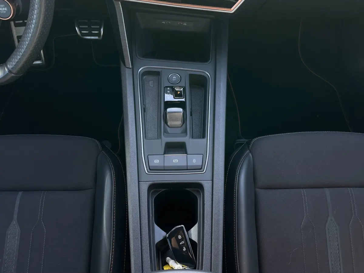 1.4 e-Hybrid VZ Performance | Carplay | Camera | PDC | NAVI |