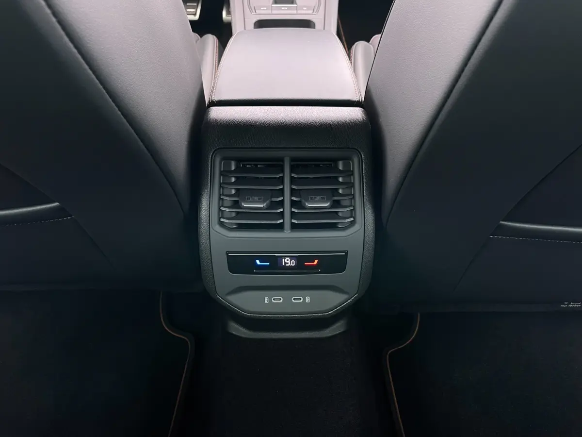 1.4 e-Hybrid VZ Performance | Carplay | Camera | PDC | NAVI |