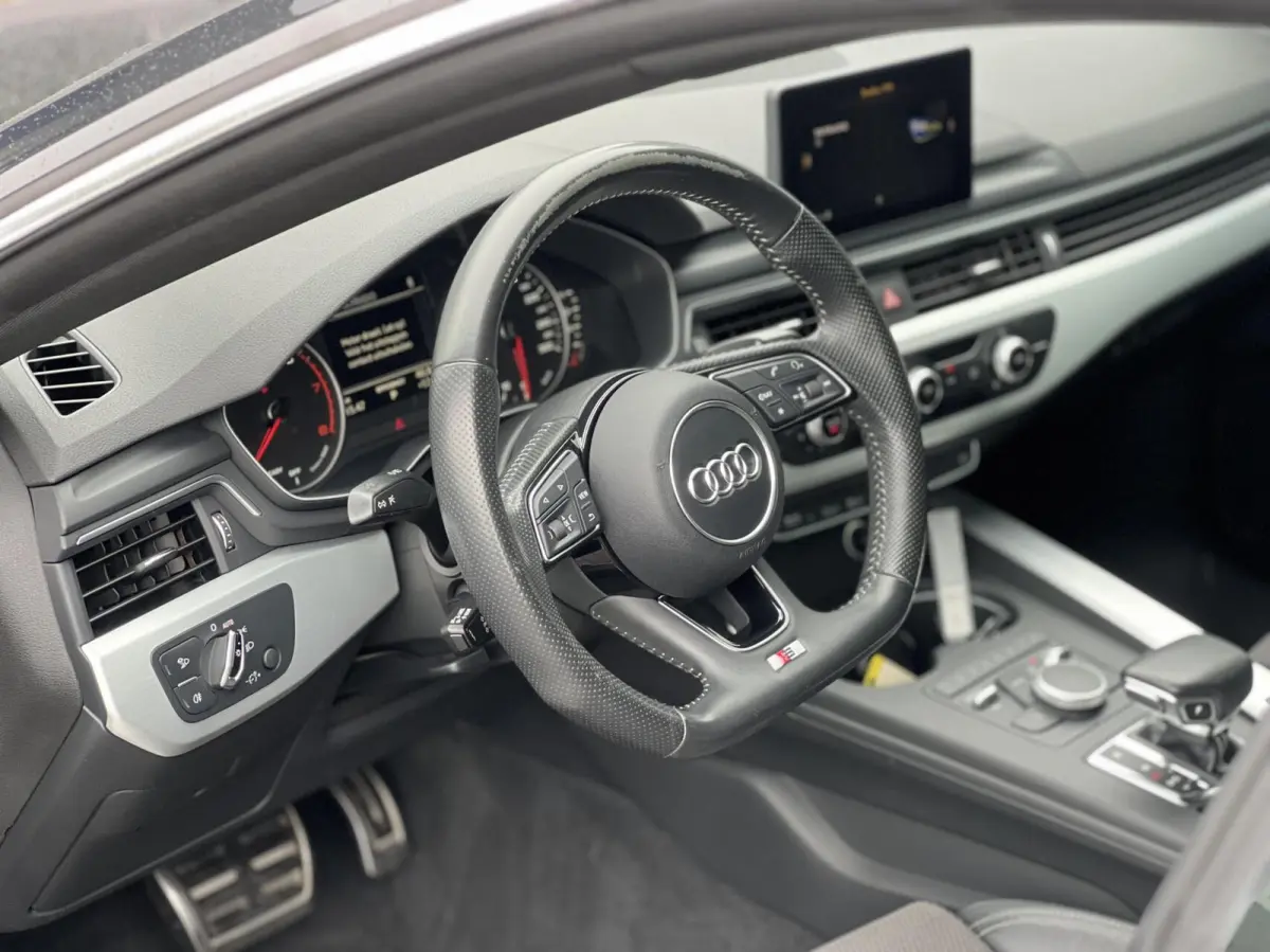 2.0 TFSI Launch Edition S-Line 19"LMV LED