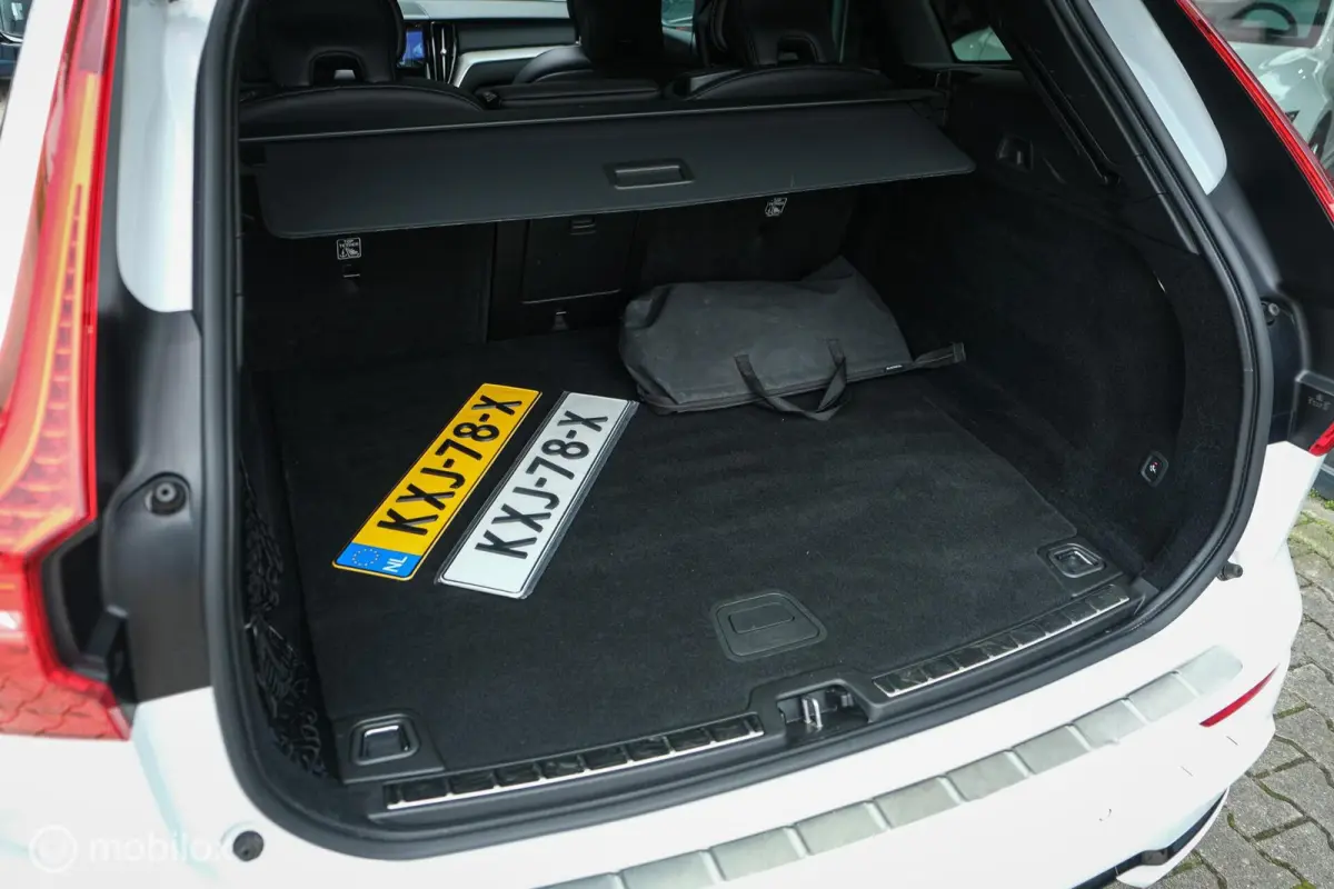 2.0 T6 Plug-in hybrid AWD Plus Dark Longe Range | Pano | Harman Kardon | 360 camera | Trekhaak | ACC | HUD | 21" wielen | Stoel en stuurwielverwarming