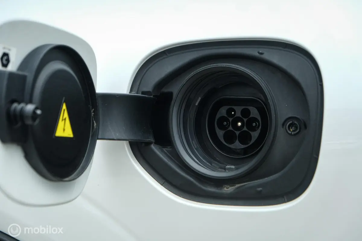 2.0 T6 Plug-in hybrid AWD Plus Dark Longe Range | Pano | Harman Kardon | 360 camera | Trekhaak | ACC | HUD | 21" wielen | Stoel en stuurwielverwarming