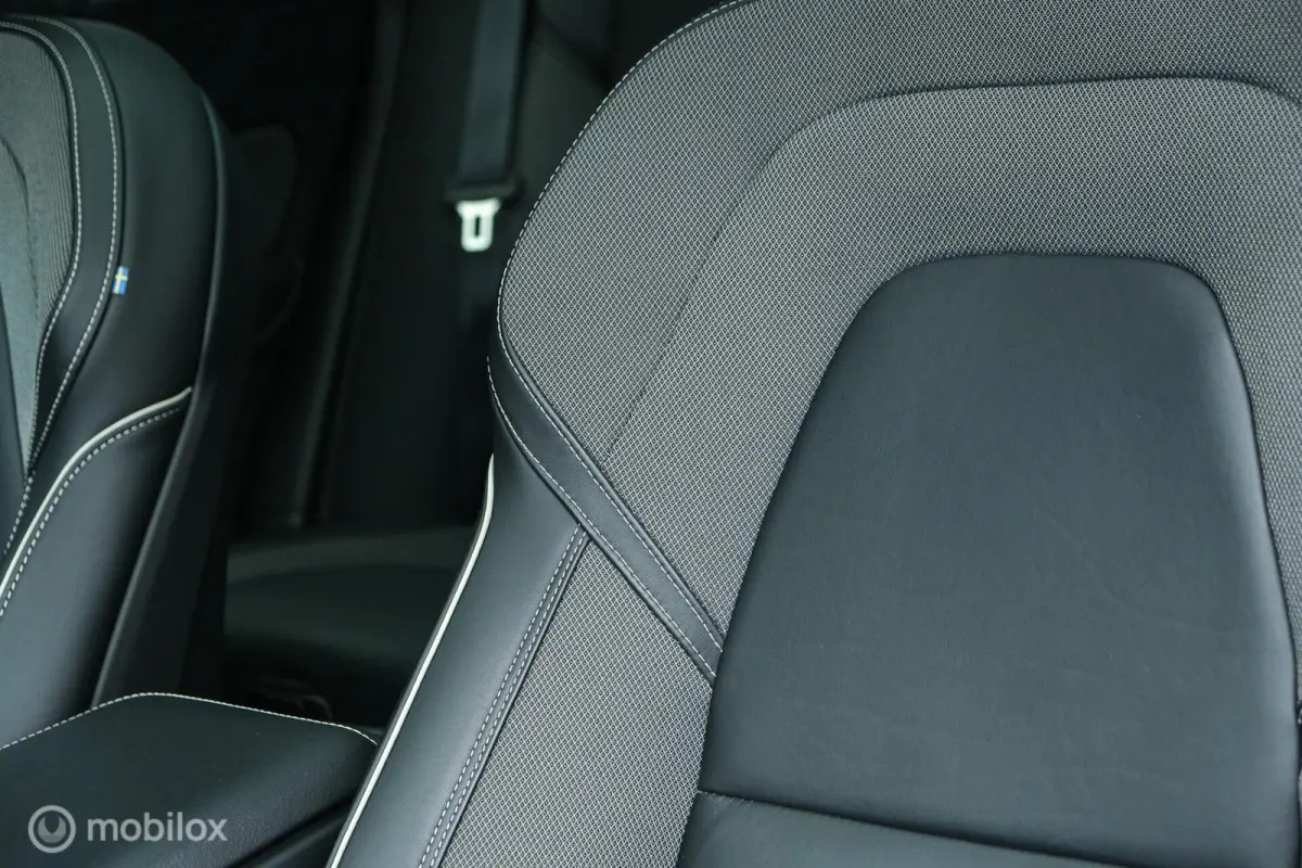 2.0 T6 Plug-in hybrid AWD Plus Dark Longe Range | Pano | Harman Kardon | 360 camera | Trekhaak | ACC | HUD | 21" wielen | Stoel en stuurwielverwarming