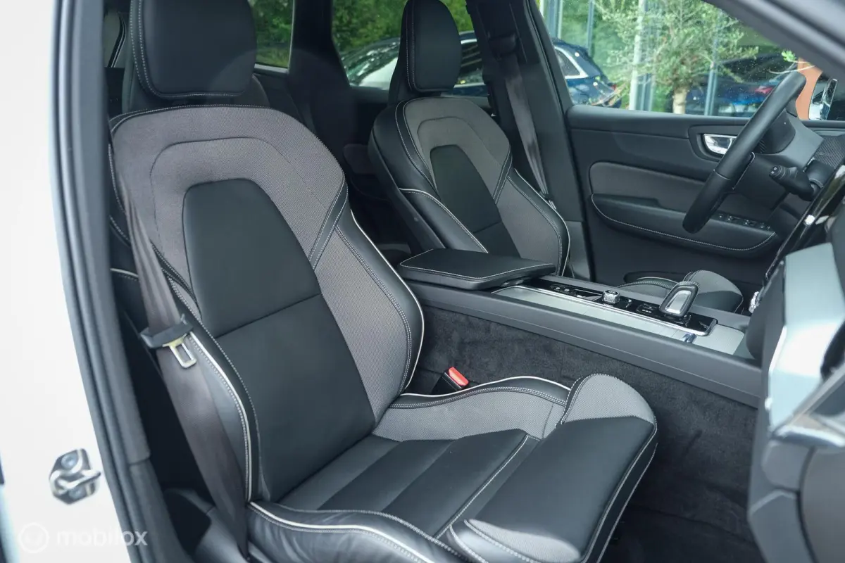 2.0 T6 Plug-in hybrid AWD Plus Dark Longe Range | Pano | Harman Kardon | 360 camera | Trekhaak | ACC | HUD | 21" wielen | Stoel en stuurwielverwarming
