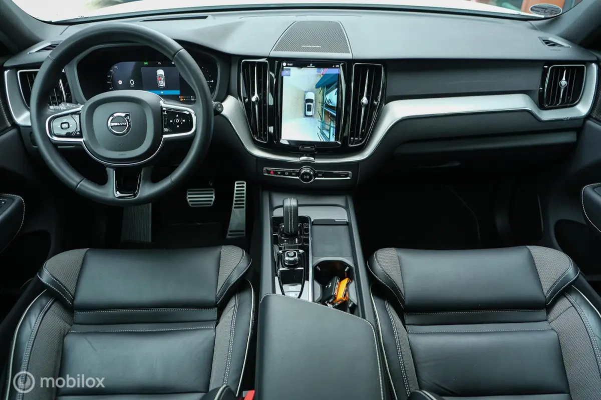 2.0 T6 Plug-in hybrid AWD Plus Dark Longe Range | Pano | Harman Kardon | 360 camera | Trekhaak | ACC | HUD | 21" wielen | Stoel en stuurwielverwarming