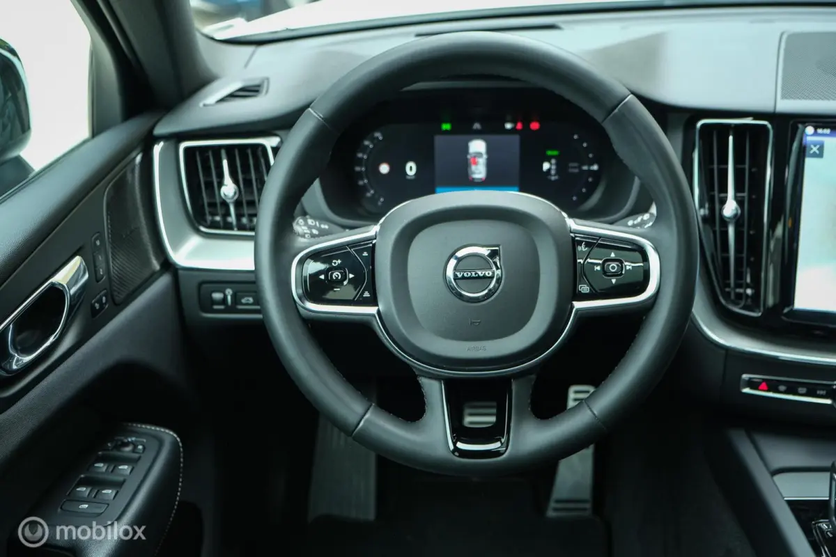 2.0 T6 Plug-in hybrid AWD Plus Dark Longe Range | Pano | Harman Kardon | 360 camera | Trekhaak | ACC | HUD | 21" wielen | Stoel en stuurwielverwarming