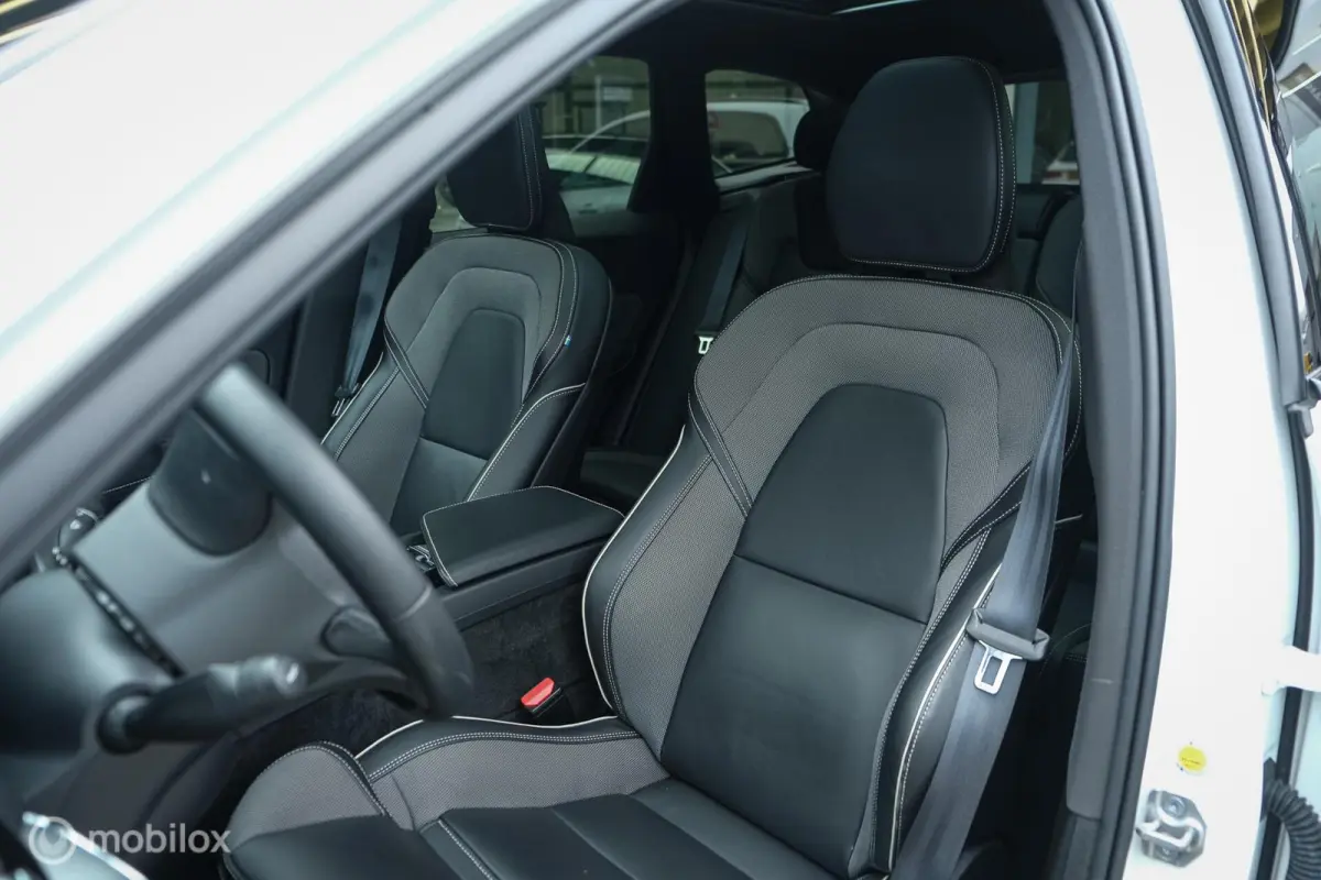 2.0 T6 Plug-in hybrid AWD Plus Dark Longe Range | Pano | Harman Kardon | 360 camera | Trekhaak | ACC | HUD | 21" wielen | Stoel en stuurwielverwarming