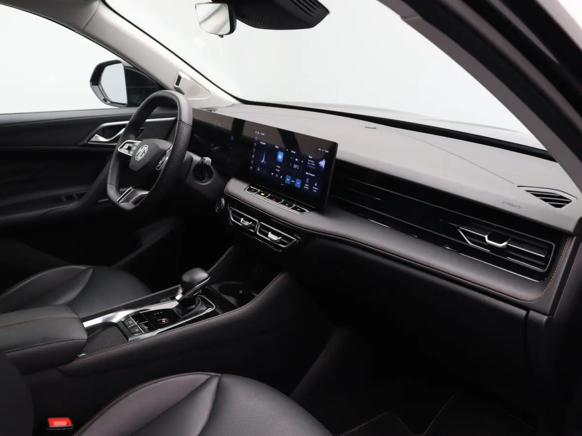 1.5 Luxury | Elektrische Verstelbare Stoelen | Stoelverwarming | Apple Carplay & Android Auto |