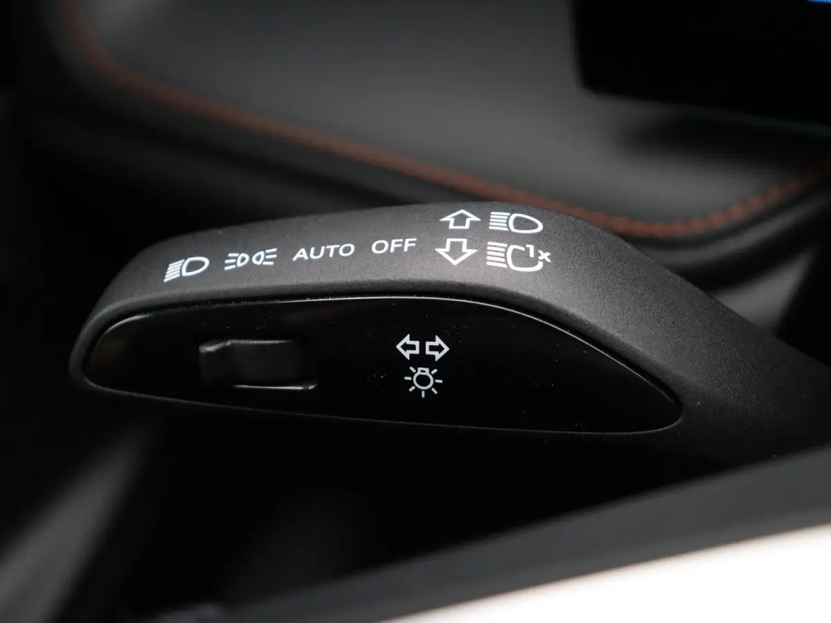 1.5 Luxury | Elektrische Verstelbare Stoelen | Stoelverwarming | Apple Carplay & Android Auto |