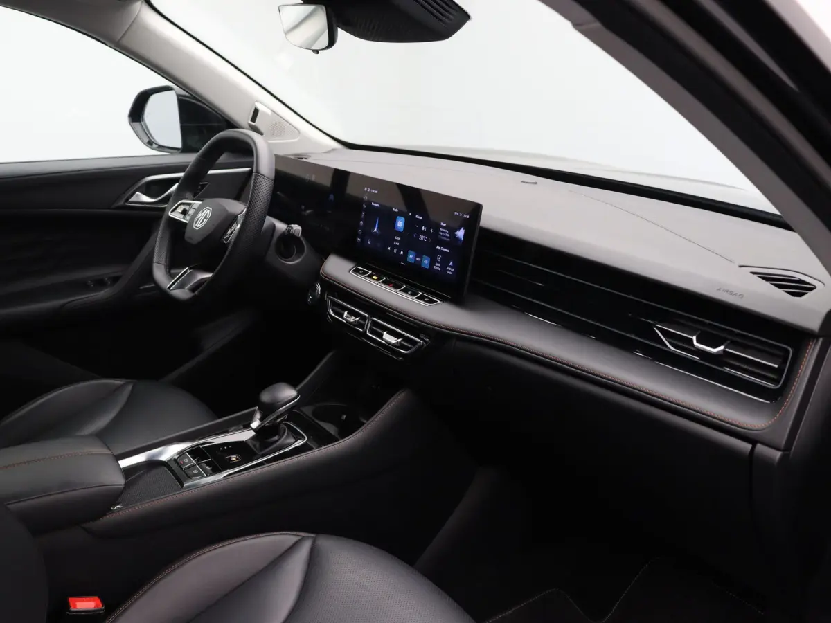 1.5 Luxury | Elektrische Verstelbare Stoelen | Stoelverwarming | Apple Carplay & Android Auto |