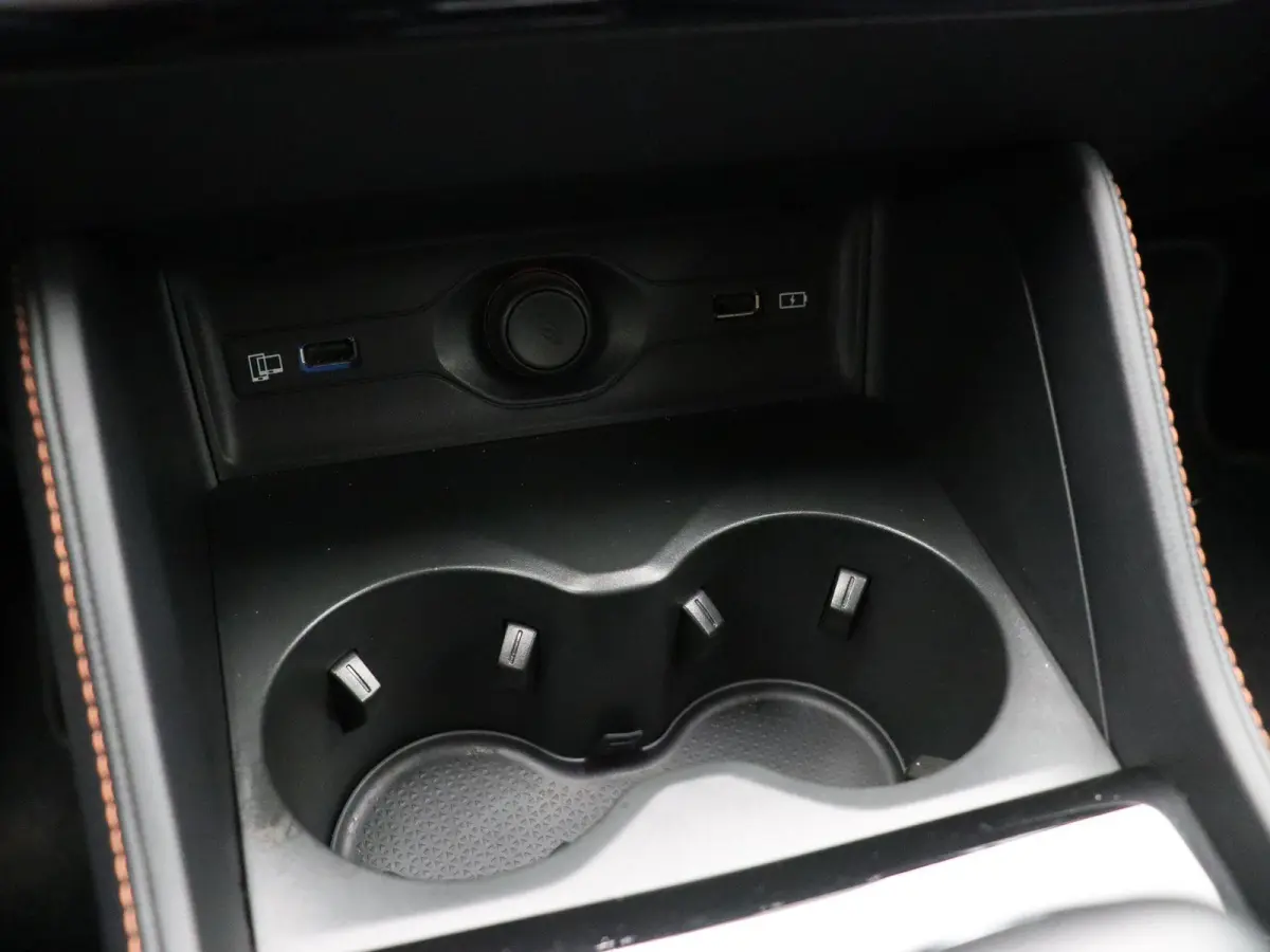 1.5 Luxury | Elektrische Verstelbare Stoelen | Stoelverwarming | Apple Carplay & Android Auto |