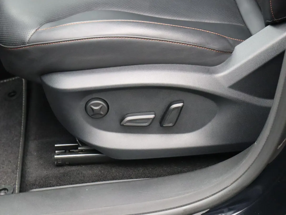 1.5 Luxury | Elektrische Verstelbare Stoelen | Stoelverwarming | Apple Carplay & Android Auto |