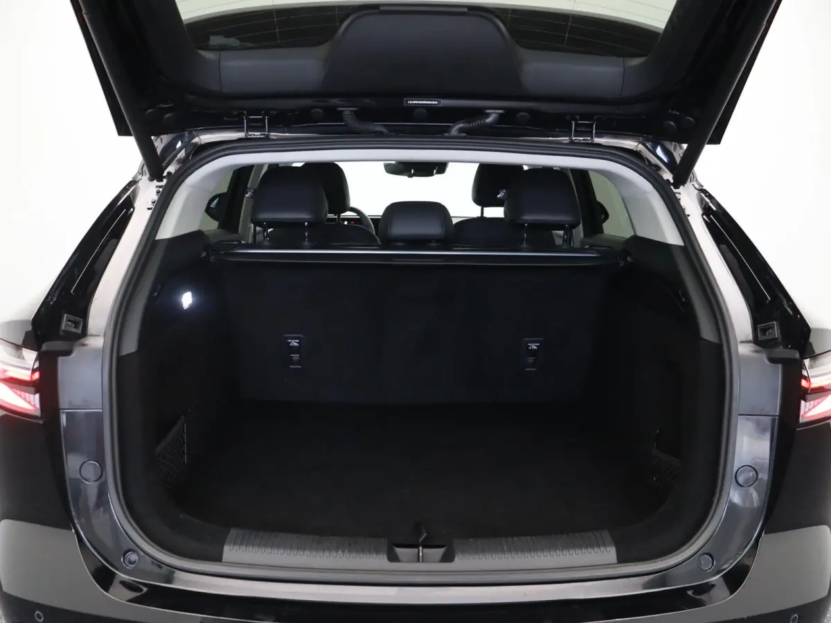 1.5 Luxury | Elektrische Verstelbare Stoelen | Stoelverwarming | Apple Carplay & Android Auto |