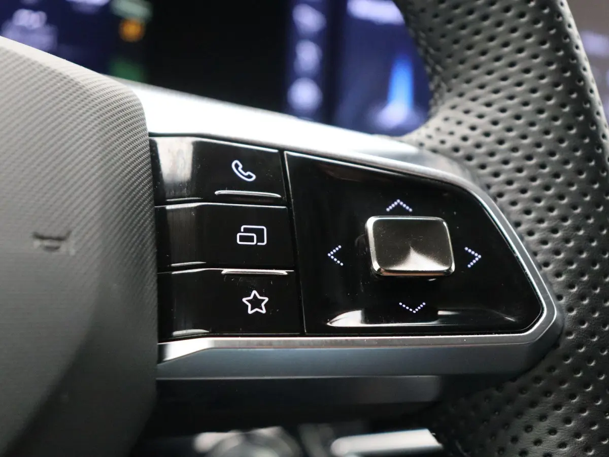 1.5 Luxury | Elektrische Verstelbare Stoelen | Stoelverwarming | Apple Carplay & Android Auto |