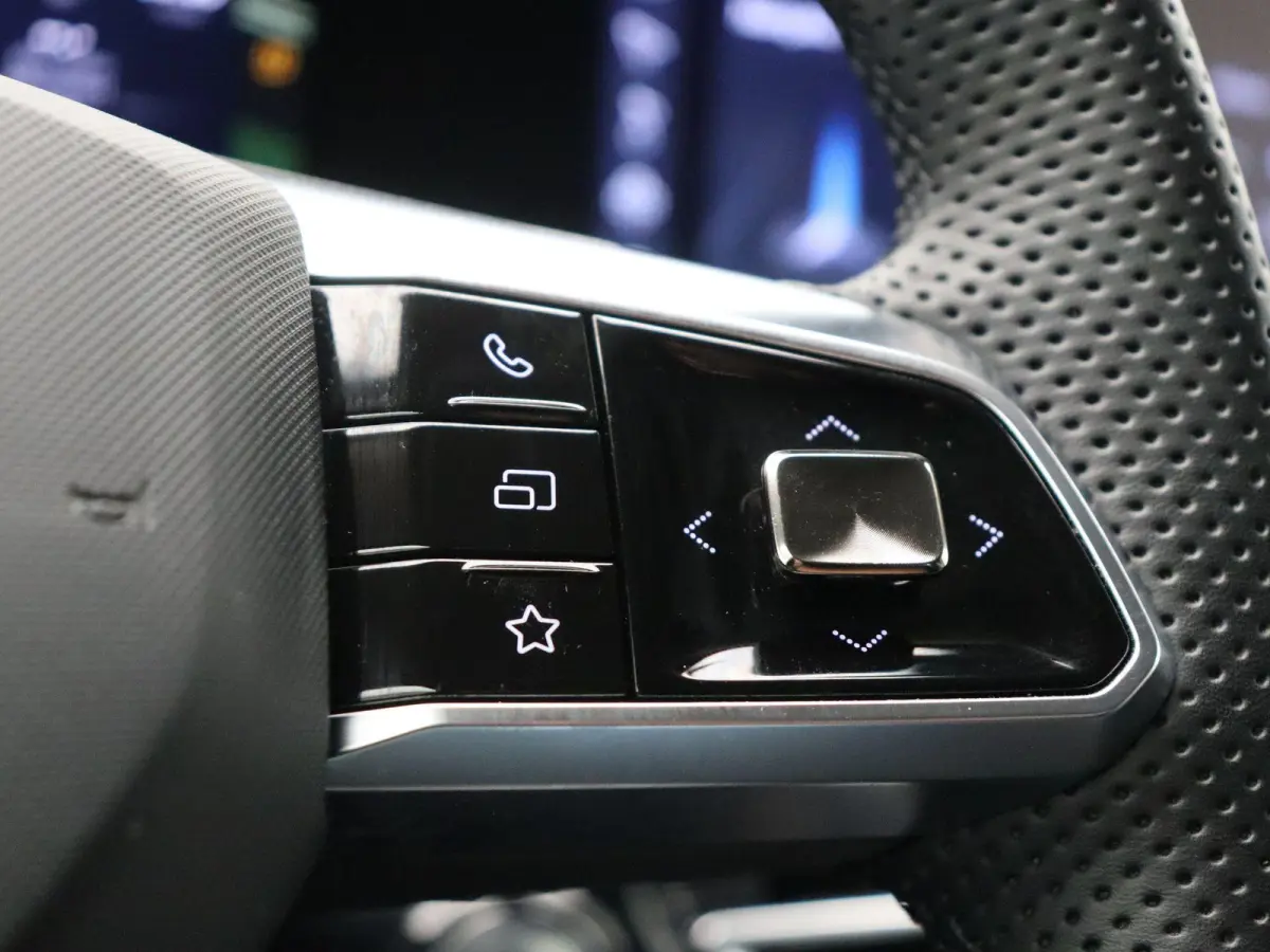 1.5 Luxury | Elektrische Verstelbare Stoelen | Stoelverwarming | Apple Carplay & Android Auto |