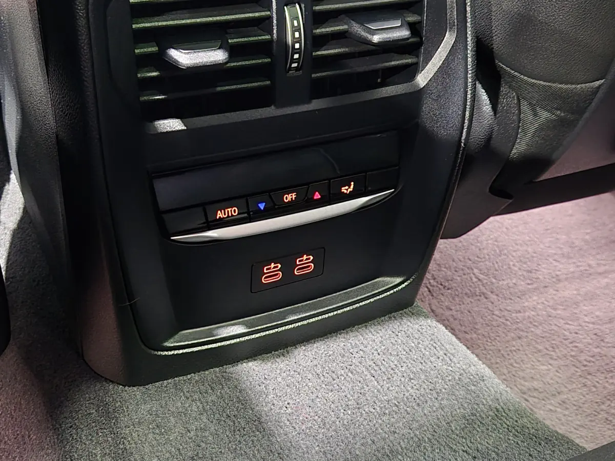 330e xDrive M-Sport | Panorama | HUD | Full optie