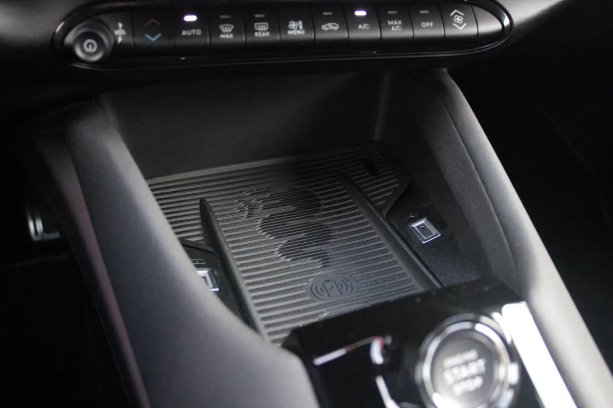 1.2 145PK AUTOMAAT Hybrid IBRIDA TI | PACK TECH LITE: (LED MATRIX KOPLAMPEN, DODEHOEK DETECTIE, ELEKTRISCH BEDIENBARE ACHTERKLEP, KEYLESS ENTRY, ACHTERUITRIJ CAMERA, PARKEERSENSOREN VOOR ACH