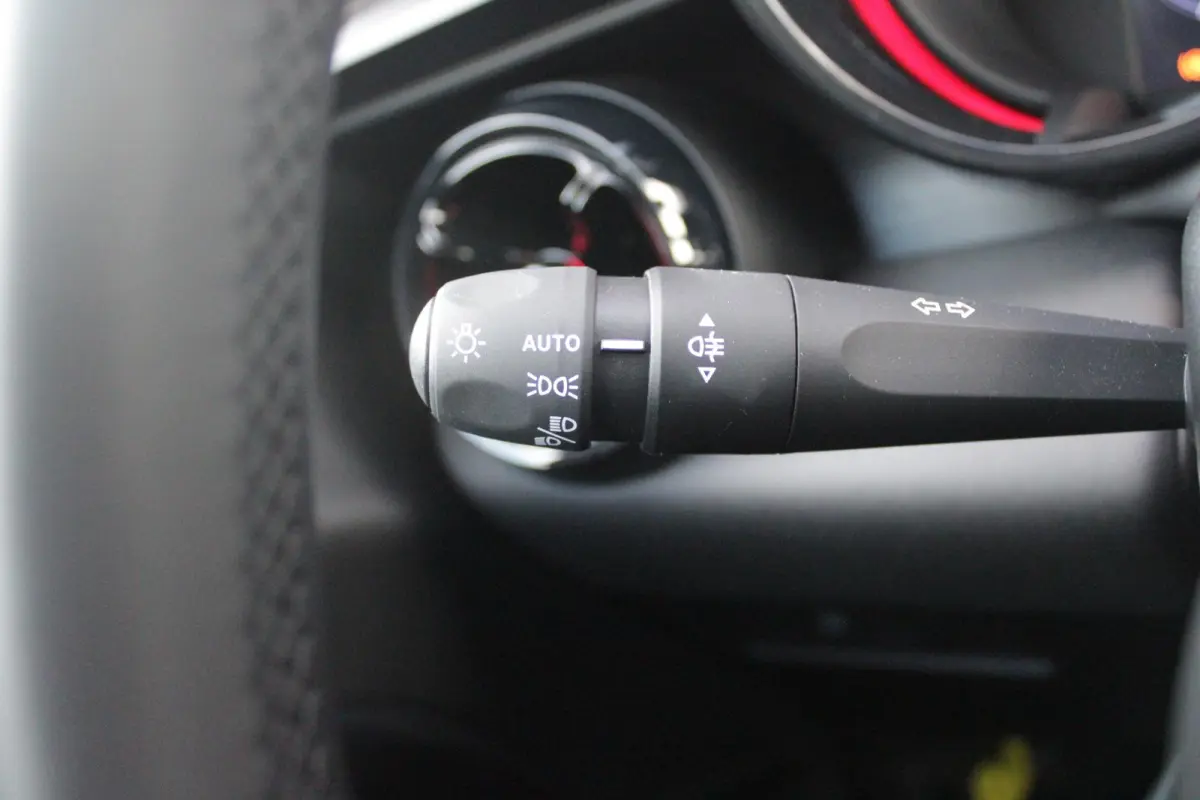 1.2 145PK AUTOMAAT Hybrid IBRIDA TI | PACK TECH LITE: (LED MATRIX KOPLAMPEN, DODEHOEK DETECTIE, ELEKTRISCH BEDIENBARE ACHTERKLEP, KEYLESS ENTRY, ACHTERUITRIJ CAMERA, PARKEERSENSOREN VOOR ACH