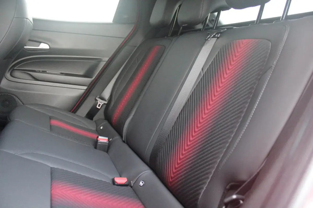 1.2 145PK AUTOMAAT Hybrid IBRIDA TI | PACK TECH LITE: (LED MATRIX KOPLAMPEN, DODEHOEK DETECTIE, ELEKTRISCH BEDIENBARE ACHTERKLEP, KEYLESS ENTRY, ACHTERUITRIJ CAMERA, PARKEERSENSOREN VOOR ACH