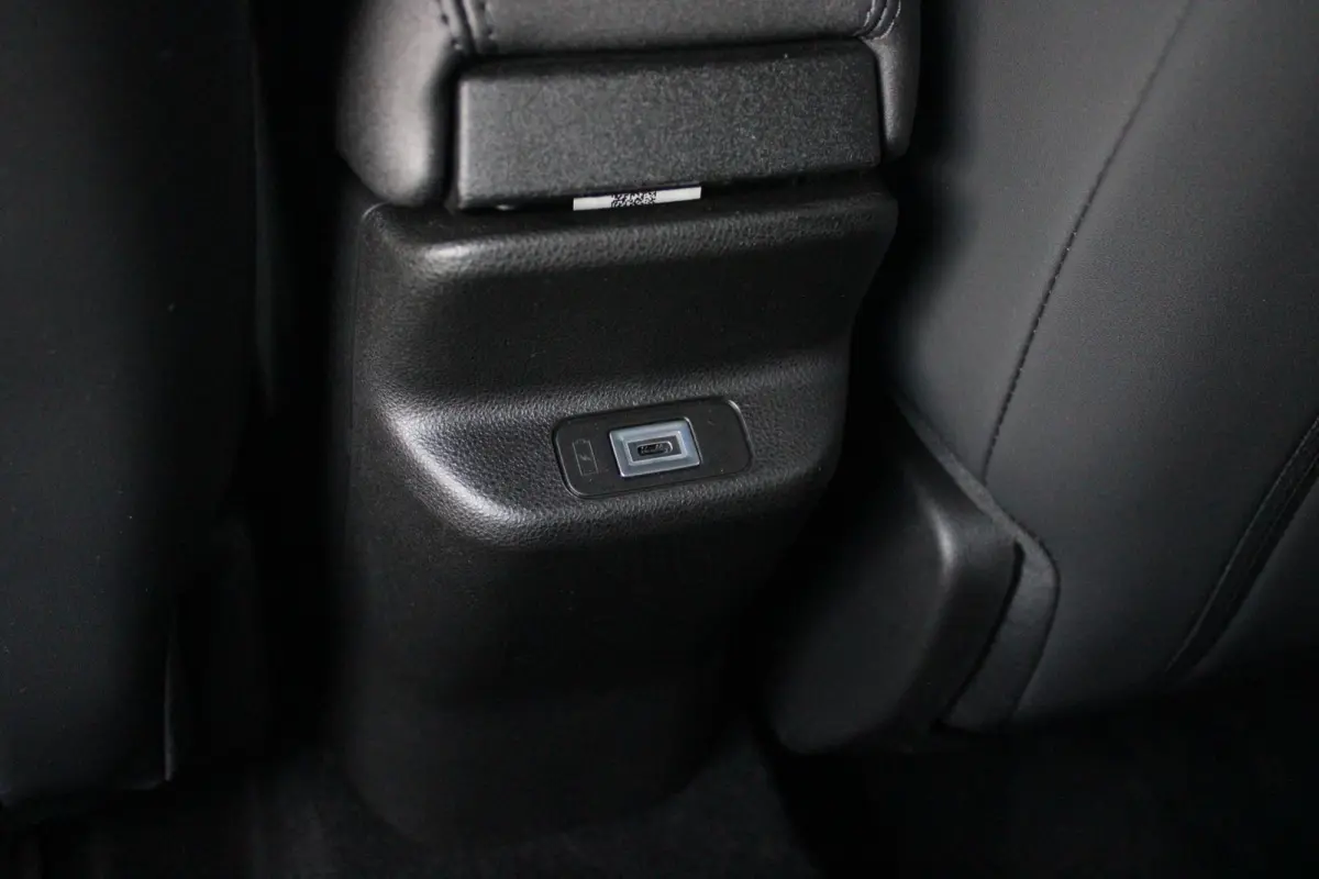 1.2 145PK AUTOMAAT Hybrid IBRIDA TI | PACK TECH LITE: (LED MATRIX KOPLAMPEN, DODEHOEK DETECTIE, ELEKTRISCH BEDIENBARE ACHTERKLEP, KEYLESS ENTRY, ACHTERUITRIJ CAMERA, PARKEERSENSOREN VOOR ACH