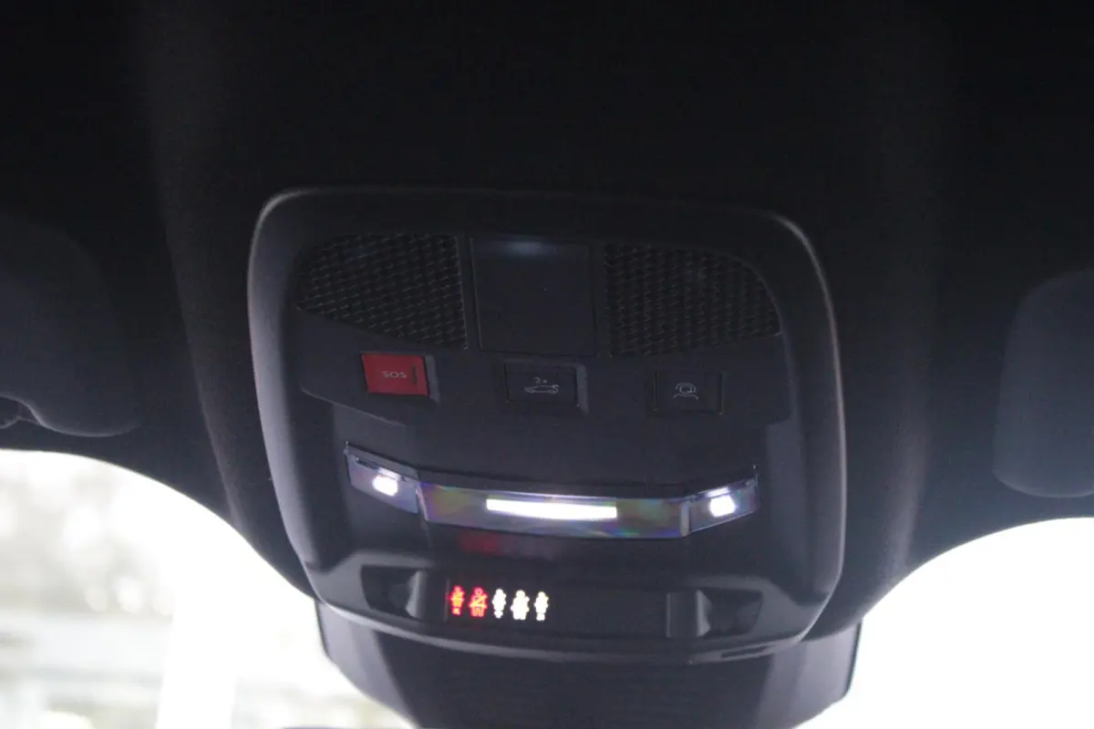 1.2 145PK AUTOMAAT Hybrid IBRIDA TI | PACK TECH LITE: (LED MATRIX KOPLAMPEN, DODEHOEK DETECTIE, ELEKTRISCH BEDIENBARE ACHTERKLEP, KEYLESS ENTRY, ACHTERUITRIJ CAMERA, PARKEERSENSOREN VOOR ACH