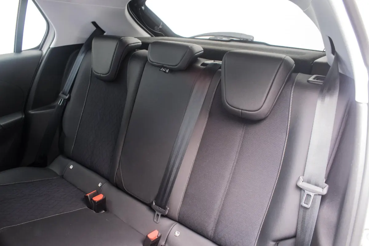 Elegance Sport 50 kWh NL-auto [ Camera Digital Dashboard LED Keyless Carplay Dodehoek-Detectie Parkeersensoren ]