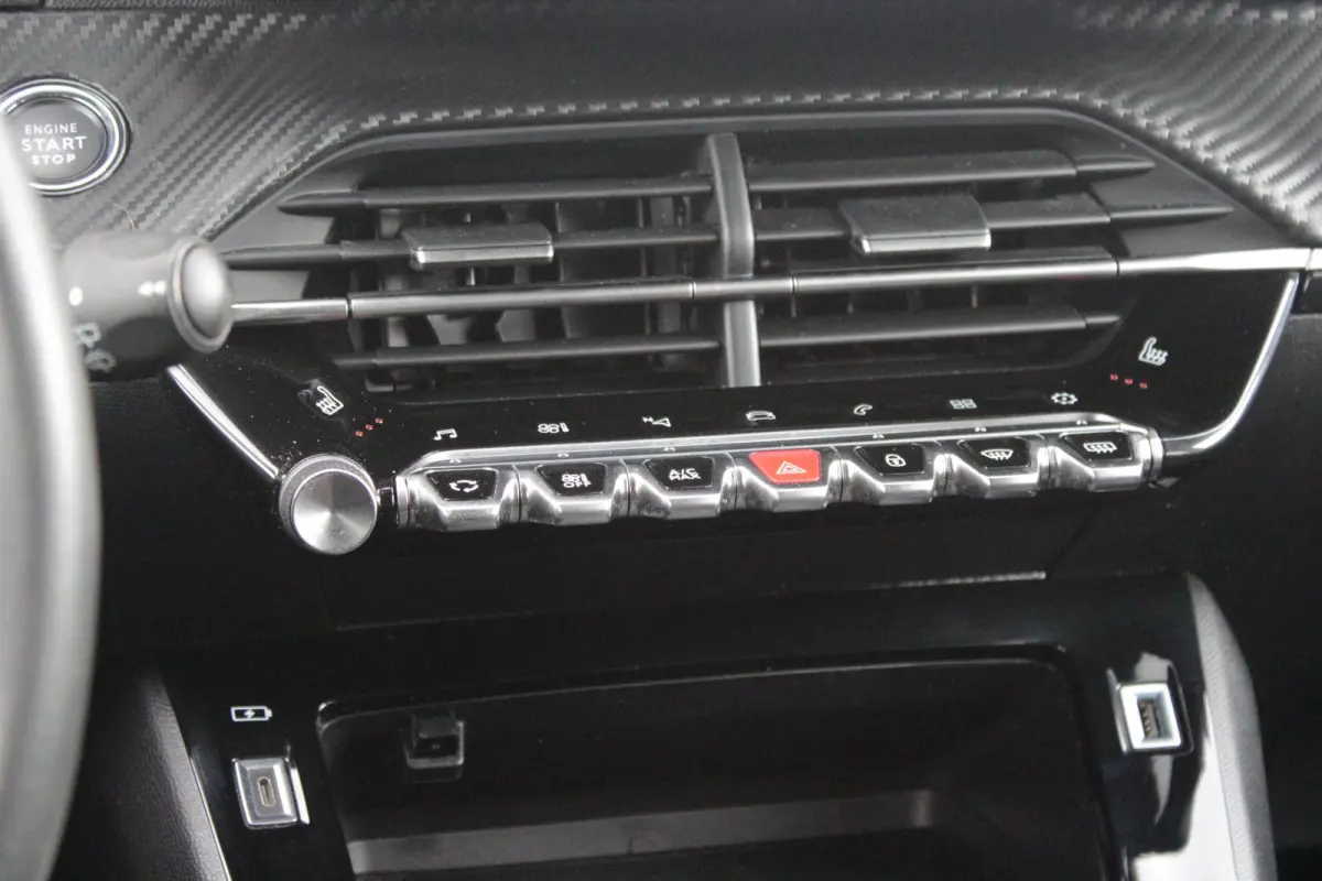 1.2 100PK ALLURE PACK | AFNEEMBARE TREKHAAK | NAVIGATIE | STOEL VERWARMING | ALL SEASON BANDEN | DAB+ RADIO | APPLE CARPLAY/ANDROID AUTO | CLIMATE CONTROL | ADAPTIVE CRUISE CONTROL | GRIPP C