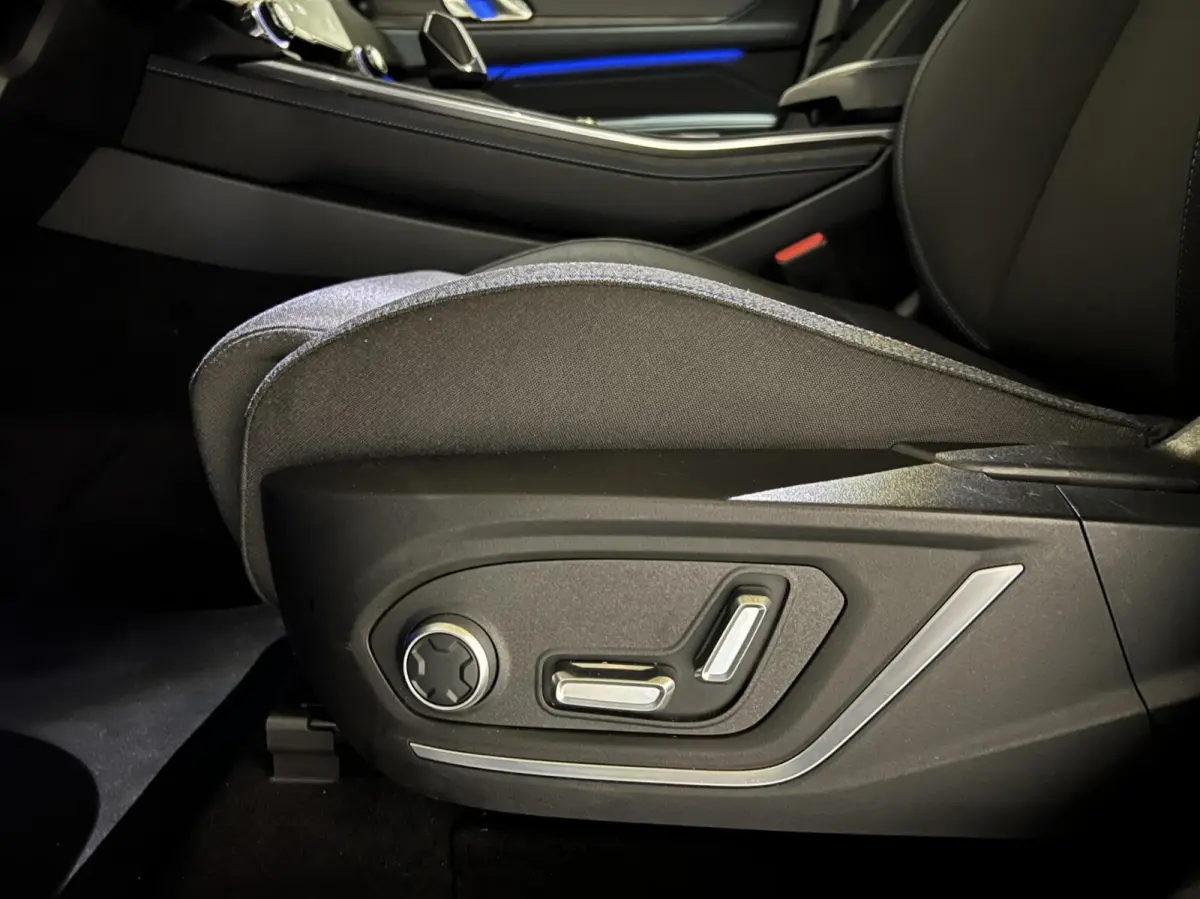 1.5 Plug-in Black Edition Mattgrijs Sfeerver. CarPlay 360°