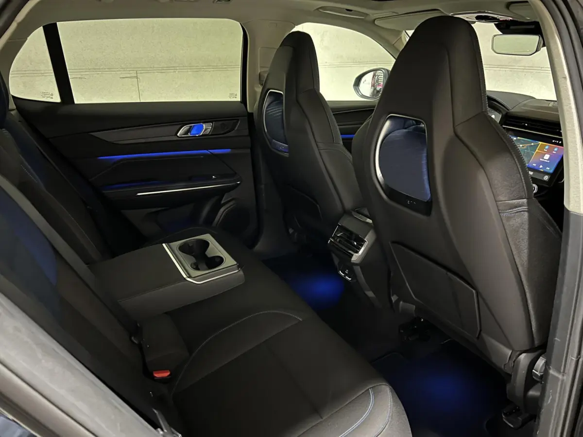 1.5 Plug-in Black Edition Mattgrijs Sfeerver. CarPlay 360°