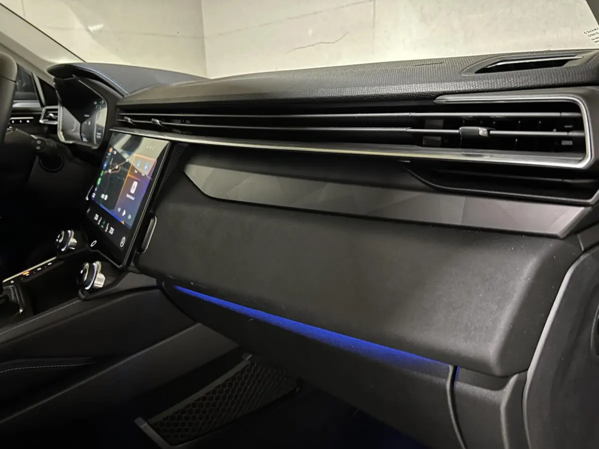 1.5 Plug-in Black Edition Mattgrijs Sfeerver. CarPlay 360°