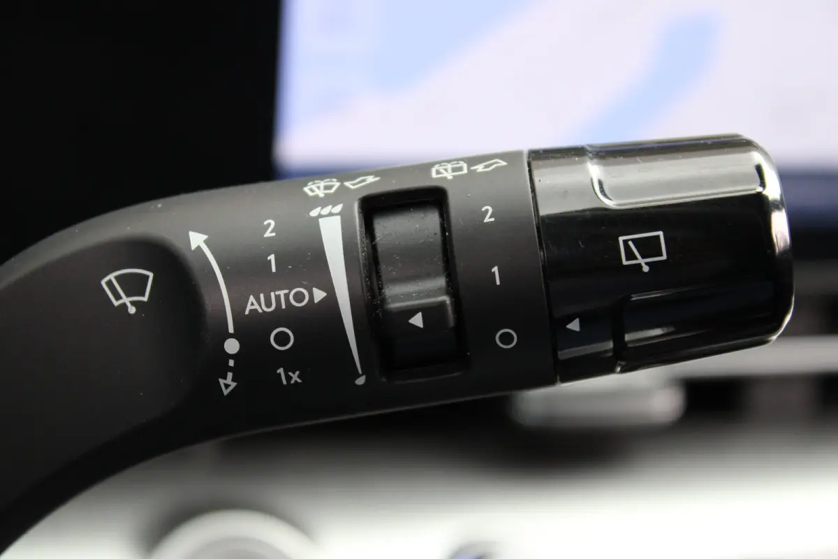 | Airco (automatisch) | Cruise control adaptief met Stop&Go en stuurhulp | Dodehoekdetectie met correctie