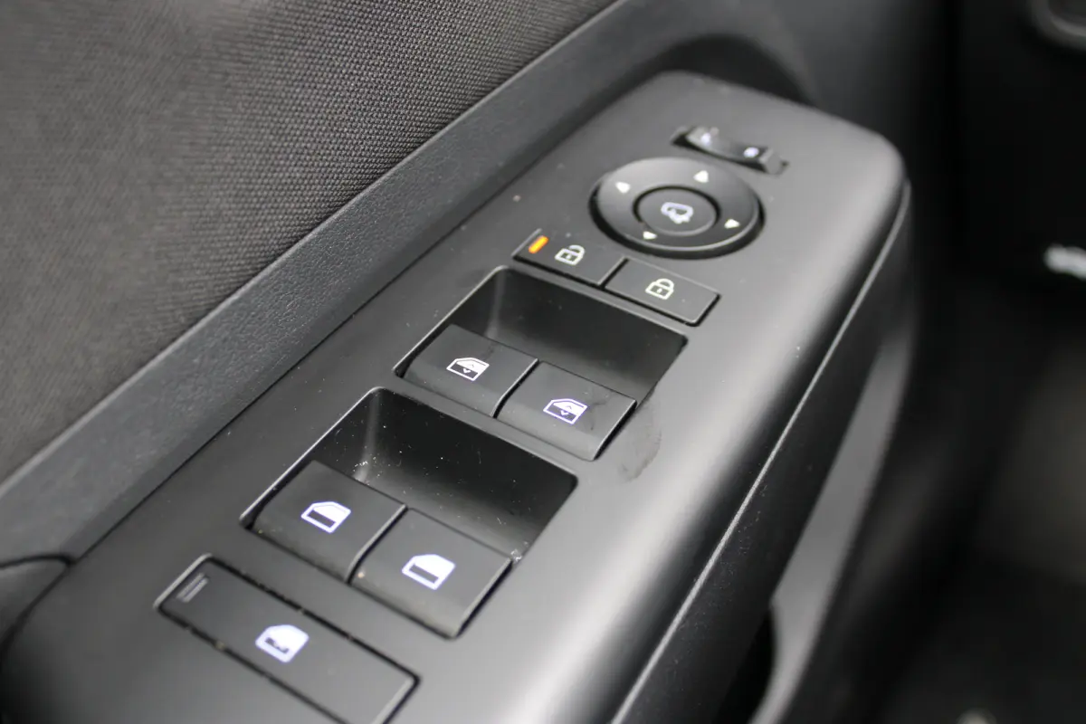 | Airco (automatisch) | Cruise control adaptief met Stop&Go en stuurhulp | Dodehoekdetectie met correctie