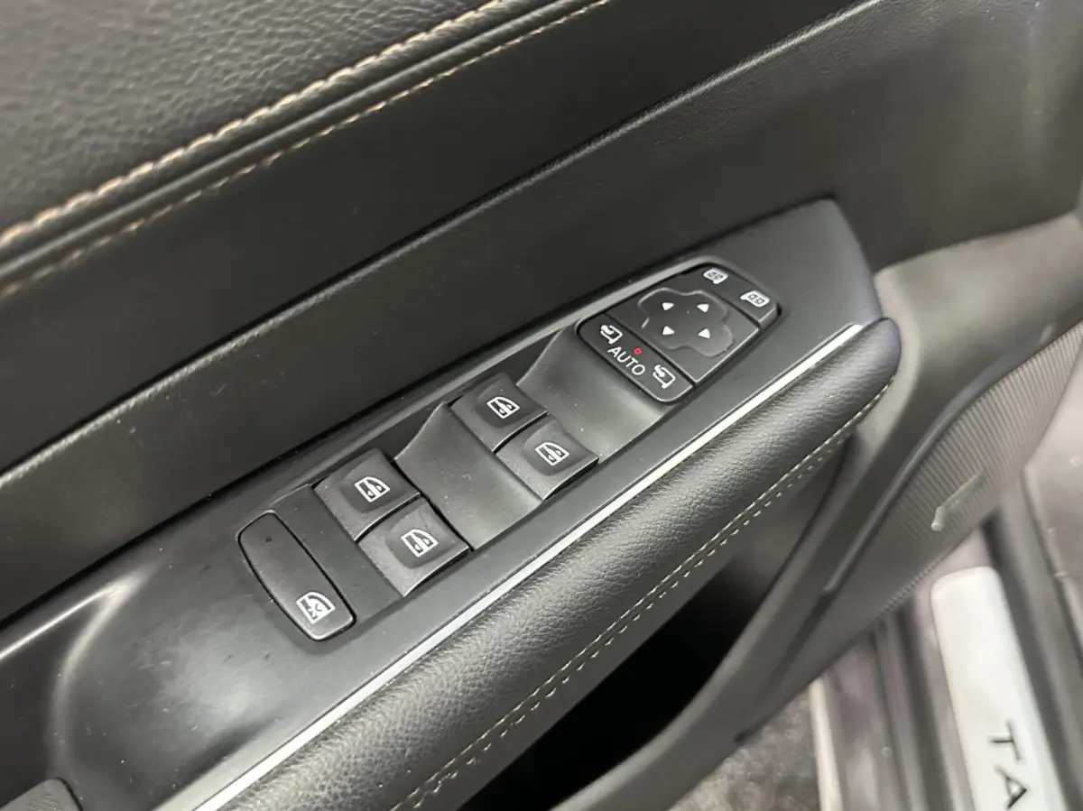 1.6 TCe Intens NAVI TREKHAAK CAMERA CRUISE LM ECC.